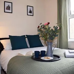 Apartment Comfortable In With Parking, Sheffield