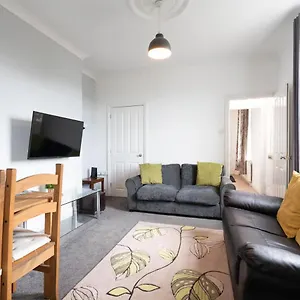 Holiday home Spacious 4br, Parking, Near Centre, Accommodates 8, Sheffield